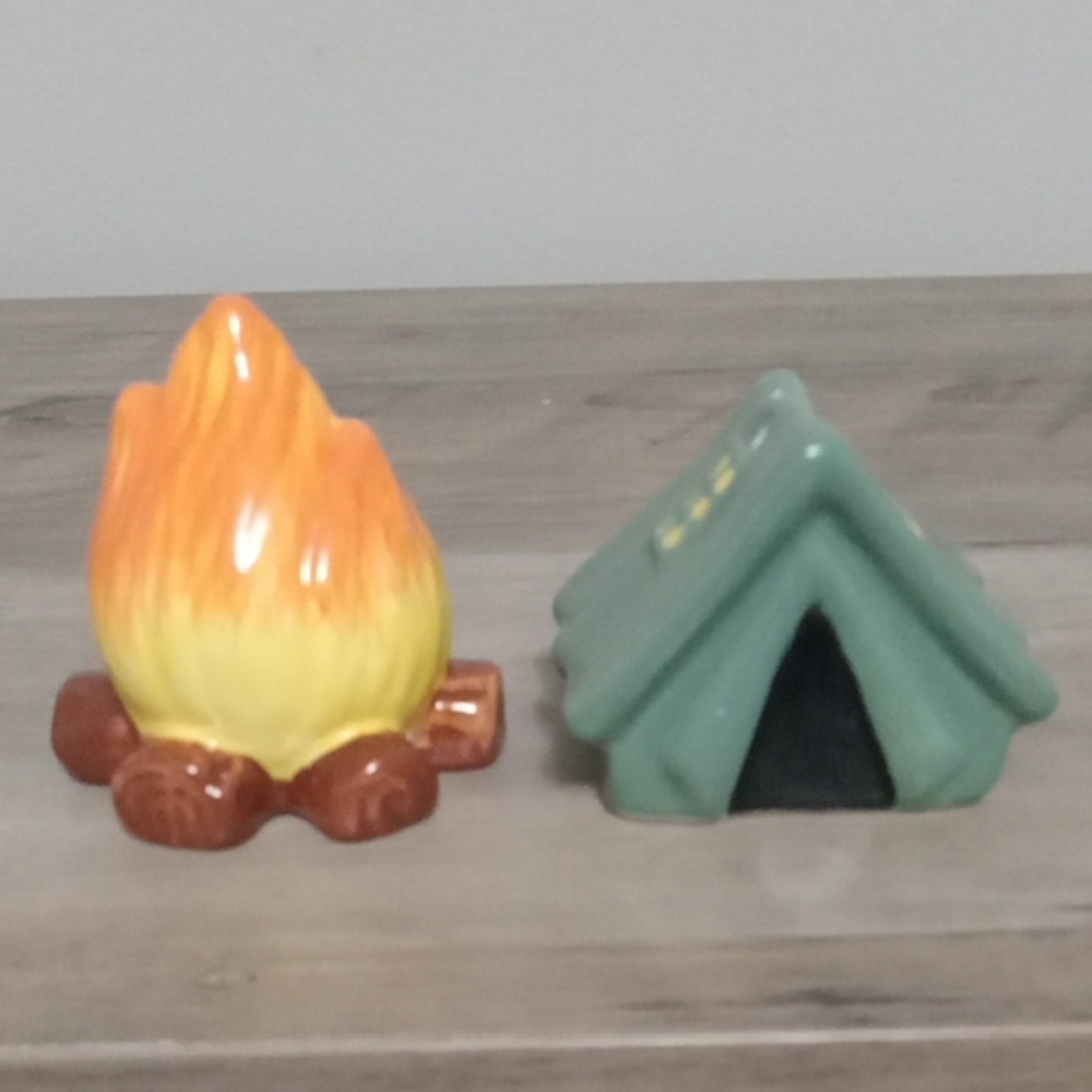 Cracker Barrel Salt & Pepper Shakers New